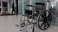 Kursi roda dan tongkat pembantu disiapkan di depan lobby utama Pengadilan Negeri Jakarta Pusat, Kamis (25/3/2021). Dengan fasilitas ini diharapkan warga disabilitas dapat mengakses seluruh layanan, termasuk persidangan secara mandiri. (Liputan6.com/Helmi Fithriansyah)