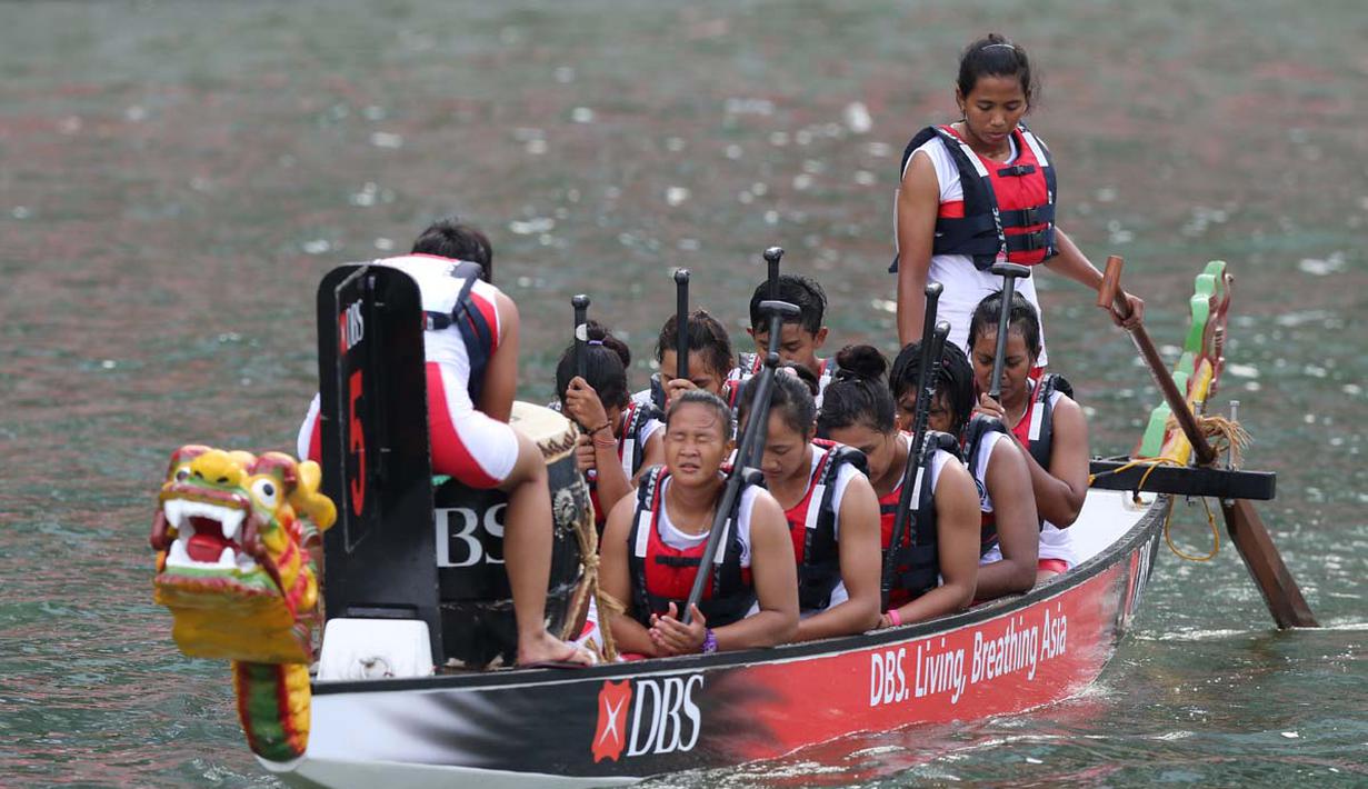 Berdoa bersama setelah meraih medali emas saat berlomba di nomor 12 Kru 200m Perahu Naga SEA Games 2015 di Marina Bay, Singapura. Sabtu (6/6). (Bola.com/Arief Bagus)