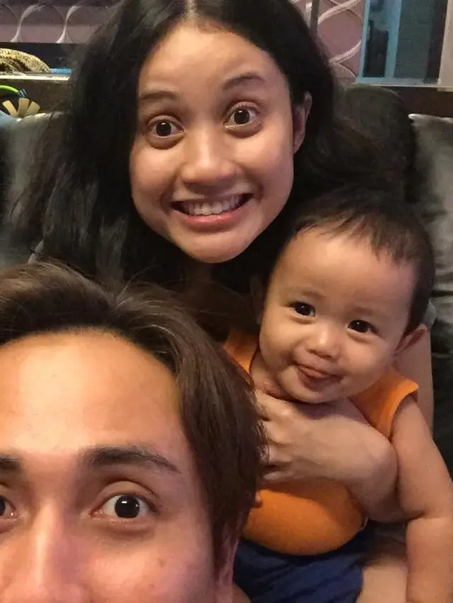 6 Potret Denny Darko Bareng Keluarganya yang Selalu Tampil Harmonis