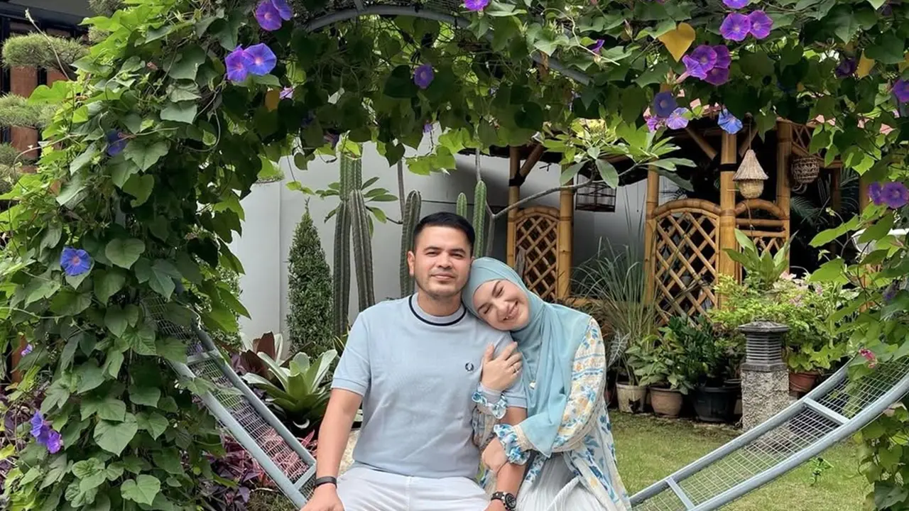 6 Potret Halaman Rumah Irish Bella, Kolam Renang Jadi Spot Favorit Anak-anak