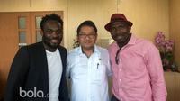 Michael Essien (kiri) saat berfoto bersama fans di Bandung, Selasa (14/3/2017). (Bola.com/Erwin Snaz)