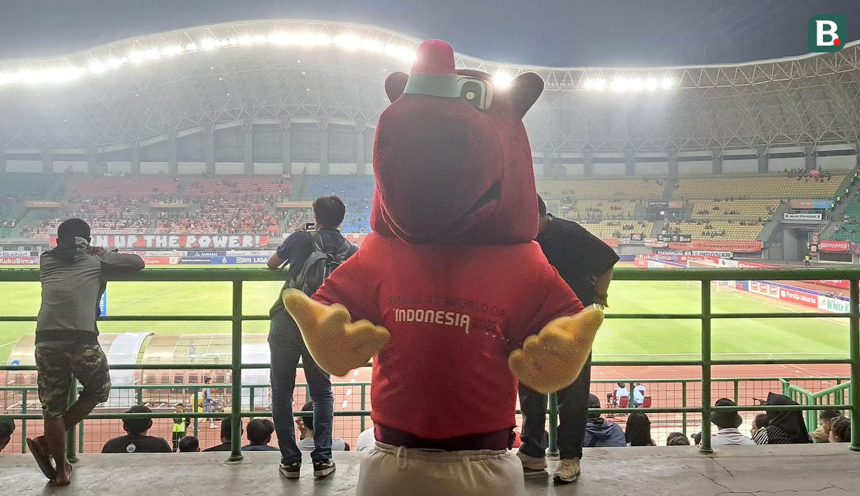 <p>Maskot Piala Dunia U-17 2023, Bacuya turut hadir dalam laga lanjutan BRI Liga 1 2023/2024 antara Persija Jakarta melawan Barito Putera di Stadion Patriot Candrabhaga, Bekasi, Sabtu (07/10/2023). Sesekali, ia menggerak-gerakkan badannya seperti menari-nari untuk menghibur The Jakmania. (Bola.com/Muhammad Adi Yaksa)