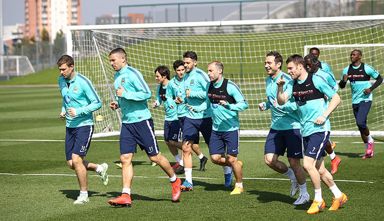 Sebelum berlatih, skuat Manuel Pellegrini melakukan sesi latihan yang berat tapi menyenangkan (Sharon Latham/MCFC)