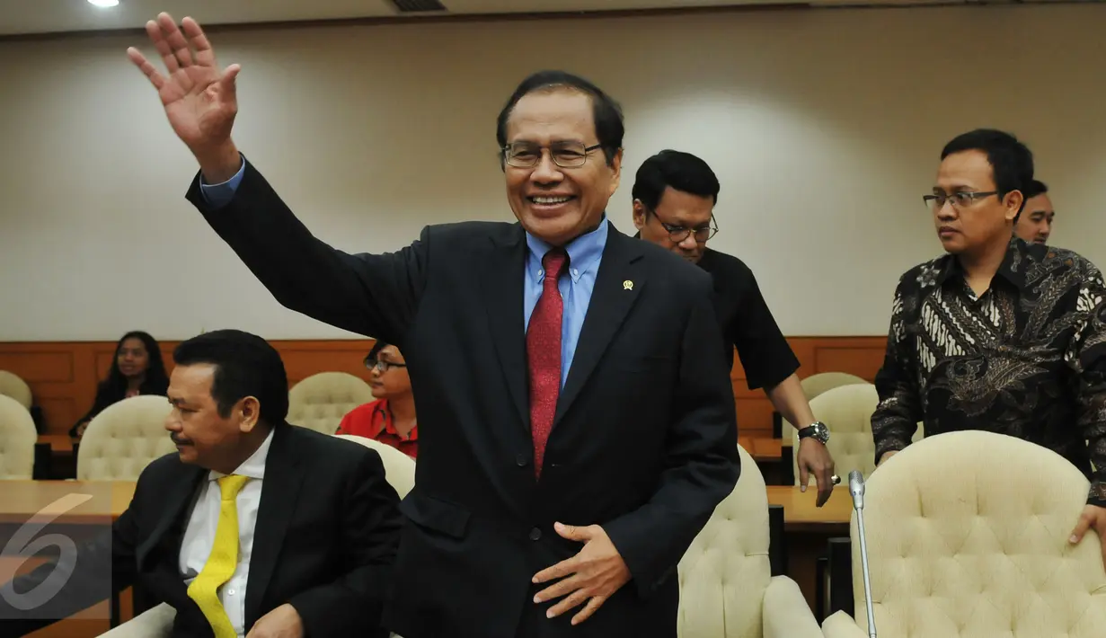 Menko Kemaritiman Rizal Ramli melambaikan tangan sebelum Rapat Kerja (Raker) Pansus Pelindo II di Gedung DPR RI, Senayan, Jakarta, Kamis (29/10). Raker itu membahas seputar masukan dalam pelaksanaan Pansus Angket Pelindo II (Liputan6.com/Johan Tallo)