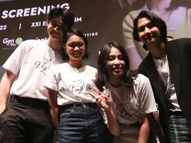 Gabriel Prince, Zara Leola, Anneth Dellicia dan Ari Irham saat konferensi pers film Kau & Dia 2 di Jakarta, Kamis (30/6/2022). Film Kau & Dia 2 adalah film terbaru dari MAXstream. Film Kau & Dia 2 ini akan tayang mulai 1 Juli 2022 di platform streaming digital tersebut. (Liputan6.com/Herman Zakharia)