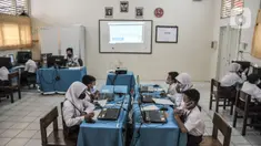 Suasana kegiatan Asesmen Nasional Berbasis Komputer (ANBK) di SDN Pulogadung 05 Pagi, Jakarta Timur, Selasa (25/10/2022). Kementerian Pendidikan Kebudayaan Riset dan Teknologi (Kemendikbud Ristek) secara serentak menggelar ANBK 2022 tingkat SD/MI atau sederajat yang bertujuan untuk melihat kemampuan sekolah secara keseluruhan dalam pelaksanaan pendidikan, dan tujuan akhirnya adalah untuk peningkatan mutu sekolah. (merdeka.com/Iqbal S. Nugroho)