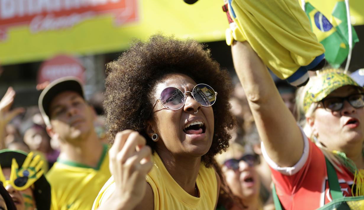 Ekspresi fans cantik Brasil setelah timnya membobol gawang Kosta Rika pada laga grup E Piala Dunia 2018 di Rio de Janeiro, Brasil, (22/6/2018). Brasil menang 2-0. (AP/Silvia Izquierdo)