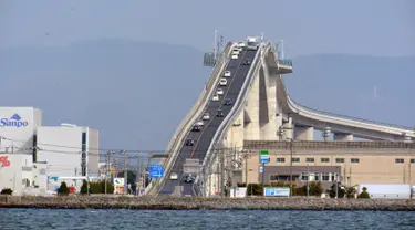 Jembatan Eshima Ohashi Bridge berhasil mencuri perhatian karena bentuknya yang ekstrem, seperti rollercoaster. Eshima Ohashi merupakan jembatan yang menguhubungan kota Matsue dan Sakaiminato di Jepang bagian Barat. (www.huffingtonpost.com)  