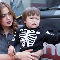 Jedar mengatakan, bahwa penampilan perdana anaknya juga mendapatkan honor. Bahkan ia mengatakan bahwa honornya kalah dengan anaknya. (Dezmond Manullang/Bintang.com)