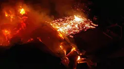 Kobaran api dan asap terlihat saat kebakaran Kastil Shuri di Okinawa, Jepang selatan, Kamis (31/10/2019). Media setempat mengatakan tidak ada laporan awal perihal korban cedera maupun korban jiwa dan penyebab kebakaran belum diketahui pasti. (Jun Hirata/Kyodo News via AP)