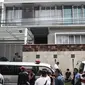 Mobil jenazah terparkir di lokasi perampokan sadis yang terjadi di Jalan Pulomas Utara, Kayuputih, Pulogadung, Jakarta Timur, Selasa (27/12). Enam penghuni rumah berlantai 2 itu tewas dan lima lainnya dilarikan ke rumah sakit. (Liputan6.com/Faizal Fanani)