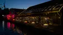 Kabin-kabin kaca berkonsep "quarantine greenhouses" terlihat selama uji coba, ketika Belanda berjuang melawan penyebaran COVID-19, di restoran Mediamatic, Amsterdam pada 5 Mei 2020. (AP/Peter Dejong)