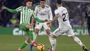 Aksi pemain Real Betis, Tony Sanabria pada laga lanjutan La Liga Spanyol yang berlangsung di stadion Benito Villamarin, Senin (14/1). Real Madrid menang 2-1 atas Real Betis. (AFP/Cristina Quicler)