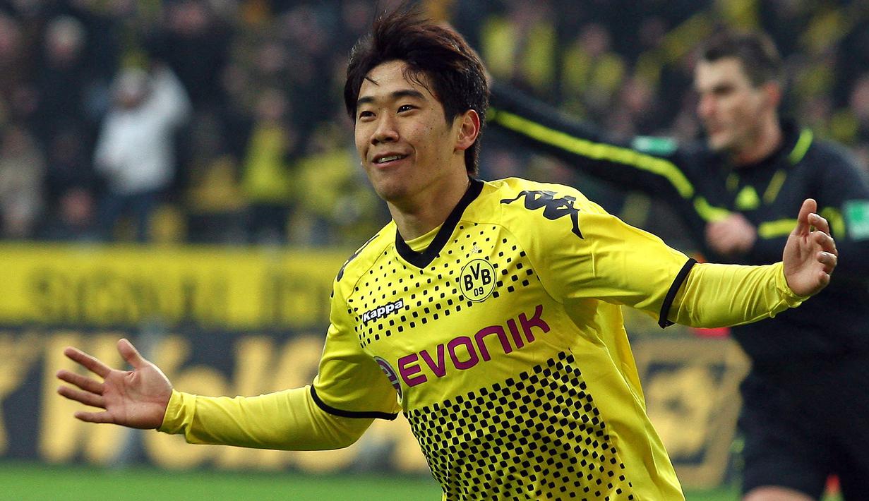 Shinji Kagawa. Gelandang serang Jepang yang kini berusia 33 tahun dan masih aktif bermain bersama Sint-Truiden di Liga Utama Belgia ini didatangkan Manchester United pada awal musim 2012/2013 dari Borussia Dortmund dengan nilai transfer 16 juta euro. (AFP/DPA/Kevin Kurek)