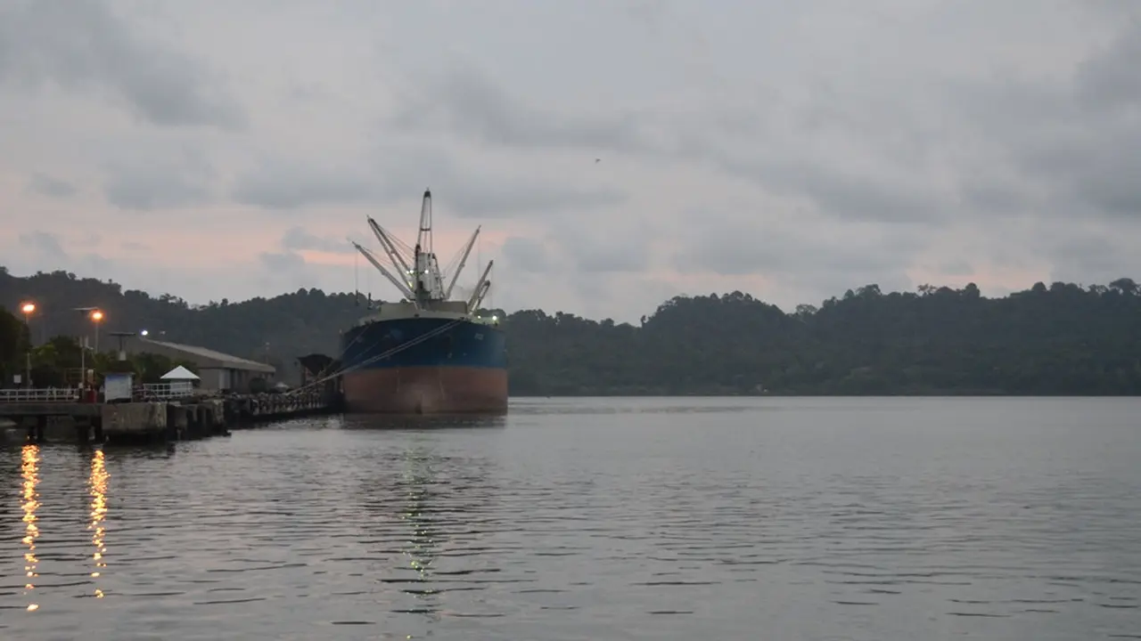 Penampakan Pulau Nusakambangan dari dermaga Sleko, Cilacap, Jawa Tengah