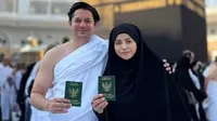 6 Potret Andrew Andika dan Violentina Kaif Umrah, Pamer Buku Nikah di Depan Ka'bah
