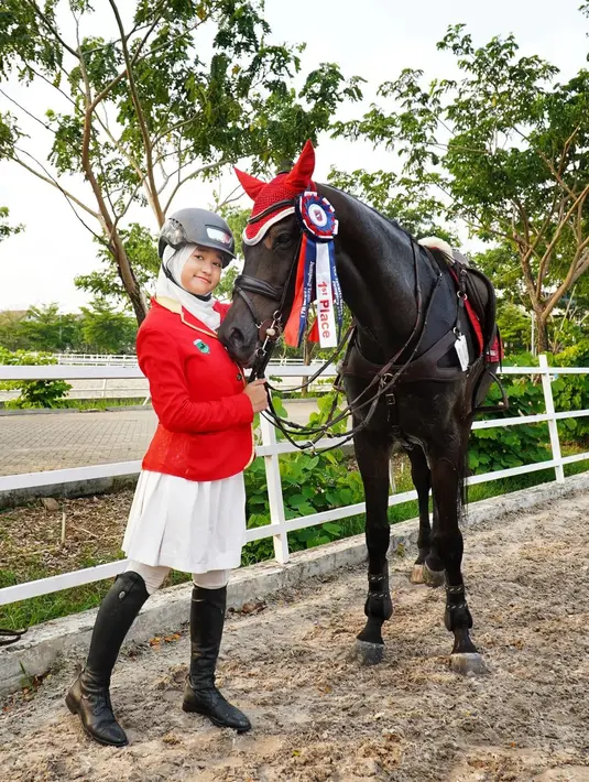 Potret gadis kelahiran 1 Mei 2008 silam itu dengan kudanya yang akhirnya bisa meraih medali emas dalam kategori team. [Instagram/irfanhakim75]