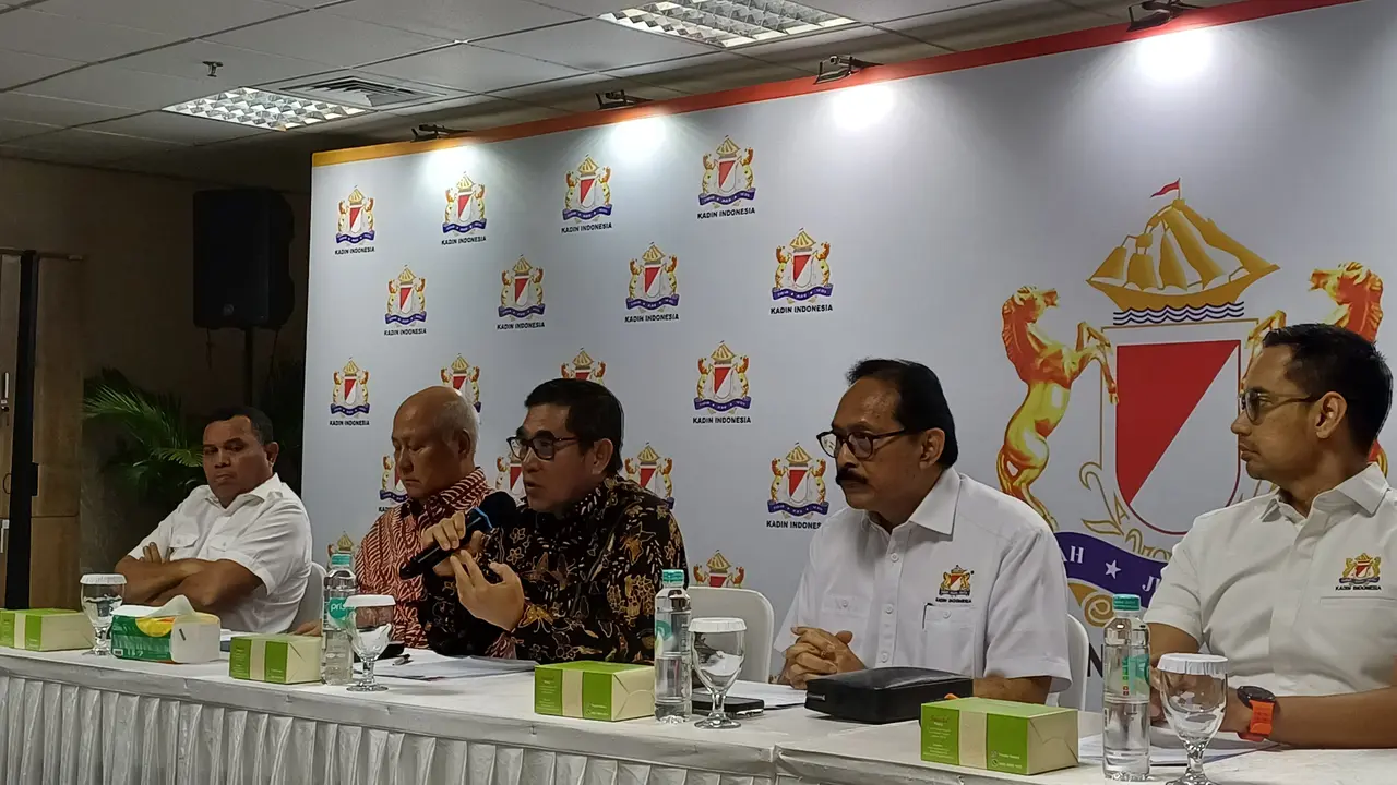 Kuasa Hukum Kadin Indonesia Hamdan Zoelva saat konferensi pers di Menara Kadin, Rabu (25/9/2024). (Foto: Liputan6.com/Maulandy R)
