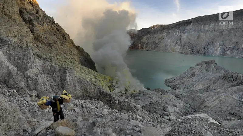 Kehidupan Penambang Belerang di Kawah Ijen