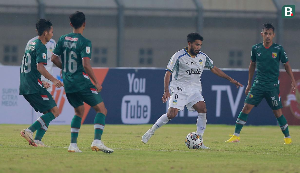 Pemain PSIM Yogyakarta, Rifal Lastori menguasai bola di antara para pemain Persikab Bandung pada laga pertama Grup Tengah Liga 2 2022/2023 antara Persikab Bandung melawan PSIM Yogyakarta di Stadion Si Jalak Harupat, Bandung, Minggu (28/8/2022). (Bola.com/M Iqbal Ichsan)