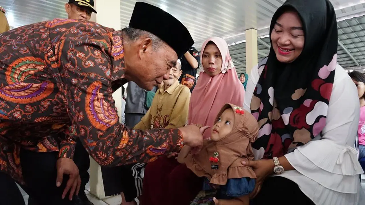 Menteri Koordinator Bidang Pembangunan Manusia dan Kebudayaan (Menko PMK) Muhadjir Effendy saat berdialog dengan masyarakat penerima PKH