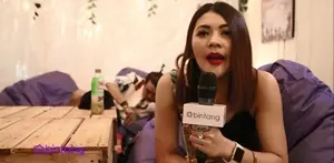 Indah Dewi Pertiwi menunggu penampilan dua DJ, yaitu DJ Snake dan DJ Tiesto di malam puncak DWP 2015. Semakin malam, DWP 2015 mampu membuat IDP semakin berkeringat.