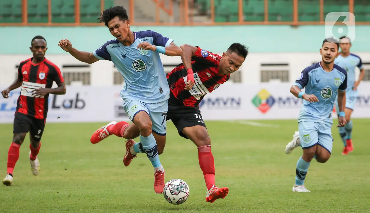 Gelandang Persela Malik Risaldi (kiri) berebut bola dengan bek Persipura Muhammad Tahir dalam laga pekan kedua BRI Liga 1 2021/2022 antara Persela Lamongan melawan Persipura Jayapura di Stadion Wibawa Mukti, Cikarang, Jumat (10/9/2021). Persela menang 1-0. (Bola.com/Bagaskara Lazuardi)