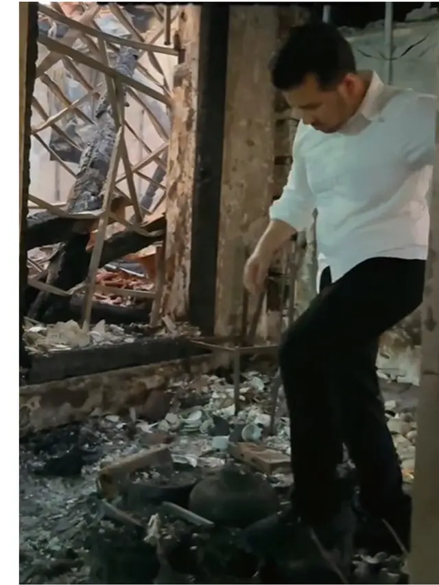 6 Potret Emil Dardak Pantau Kondisi Gedung Grahadi Pasca Dibakar dan Dijarah Massa
