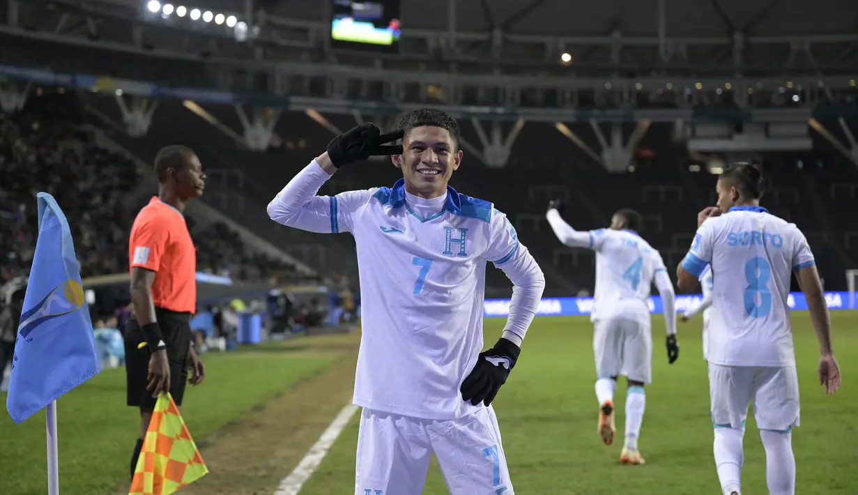 Selebrasi gelandang Timnas Honduras U-20, Odin Ramos setelah mencetak gol ke gawang Prancis pada laga terakhir Grup F Piala Dunia U-20 2023 di Unico Diego Armando Maradona Stadium, La Plata, Argentina, Senin (29/5/2023) dini hari WIB. (AFP/Juan Mabromata)
