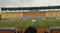 Suasana pembukaan Liga 2 2022/2023 di Stadion Si Jalak Harupat, Bandung, Minggu (28/8/2022). (Bola.com/Muhammad Faqih)