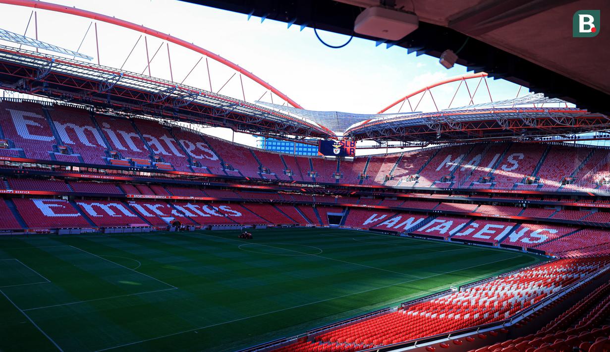 Kegiatan tur Estadio da Luz ini menjadi bagian dari agenda pemusatan latihan Korea-Korea Selecao pada hari kelima mereka di Portugal, Senin (25/11) waktu setempat. Rombongan KKS berkesempatan untuk mengenal lebih dekat stadion dari klub tersukses di Liga Portugal. (Bola.com/Bagaskara Lazuardi)