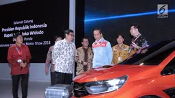 Presiden RI, Joko Widodo meninjau salah stand mobil yang dipamerkan pada Indonesia International Motor Show 2018 di JIExpo, Jakarta, Kamis (19/4). IIMS 2018 diselenggarakan hingga 29 April mendatang. (Liputan6.com/Helmi Fithriansyah)