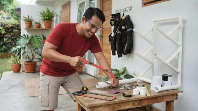 Tips agar Rak Helm dari PVC Tetap Kokoh (AI Generated)