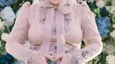 Desain gaun yang tidak terlalu ramai dengan potongan A-line memberikan kenyamanan bagi Zaskia sebagai ibu hamil, sekaligus menjaga kesan mewah dan elegan.  [@zaskia_gotix].