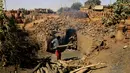 Seorang perajin Sudan membakar tembikar di Khartoum, Sudan (20/10/2020). Para perajin tembikar di Sudan memanfaatkan tanah liat sisa banjir untuk membuat benda-benda kerajinan tersebut. (Xinhua/Mohamed Khidir)