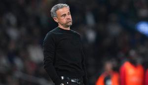Pelatih PSG, Luis Enrique, tampak kecewa setelah anak asuhnya dipecundangi Nice dengan skor 1-3 pada pekan ke-31 di Stadion Parc des Princes, Paris, Sabtu (26/4) dini hari WIB. (AP Photo/Thibault Camus)