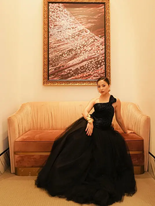 Kenakan gaun terbuka, Nikita Willy tampil fearless sambil pamer lengan kekar.Ia mengenakan gaun one shoulder dengan rok tutu besar warna hitam [@nikitawillyofficial94]