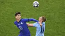 Penyerang Chelsea, Kai Havertz, duel udara dengan pemain pemain Manchester City, Oleksandr Zinchenko, pada laga final Liga Champions di Stadion Dragao, Minggu (30/5/2021). Chelsea sementara unggul 1-0 di babak pertama. (Michael Steele/Pool via AP)