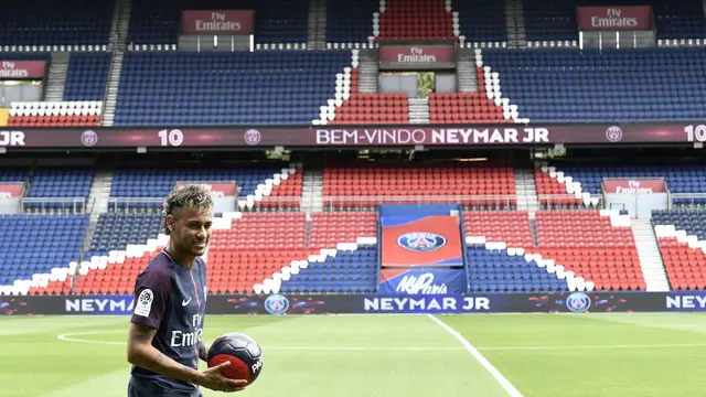 FOTO: Tiba di Markas PSG, Neymar Tampak Gembira