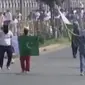 Muslim Kashmir dengan pasukan keamanan India terlibat bentrok