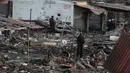 Petugas kepolisian berdiri di lokasi ledakan pasar kembang api di luar Ibu Kota Meksiko, Selasa (20/12). Ledakan terjadi ketika pasar penuh sesak dengan orang-orang yang berbelanja kembang api untuk perayaan Natal dan Tahun Baru. (REUTERS/Edgard Garrido)