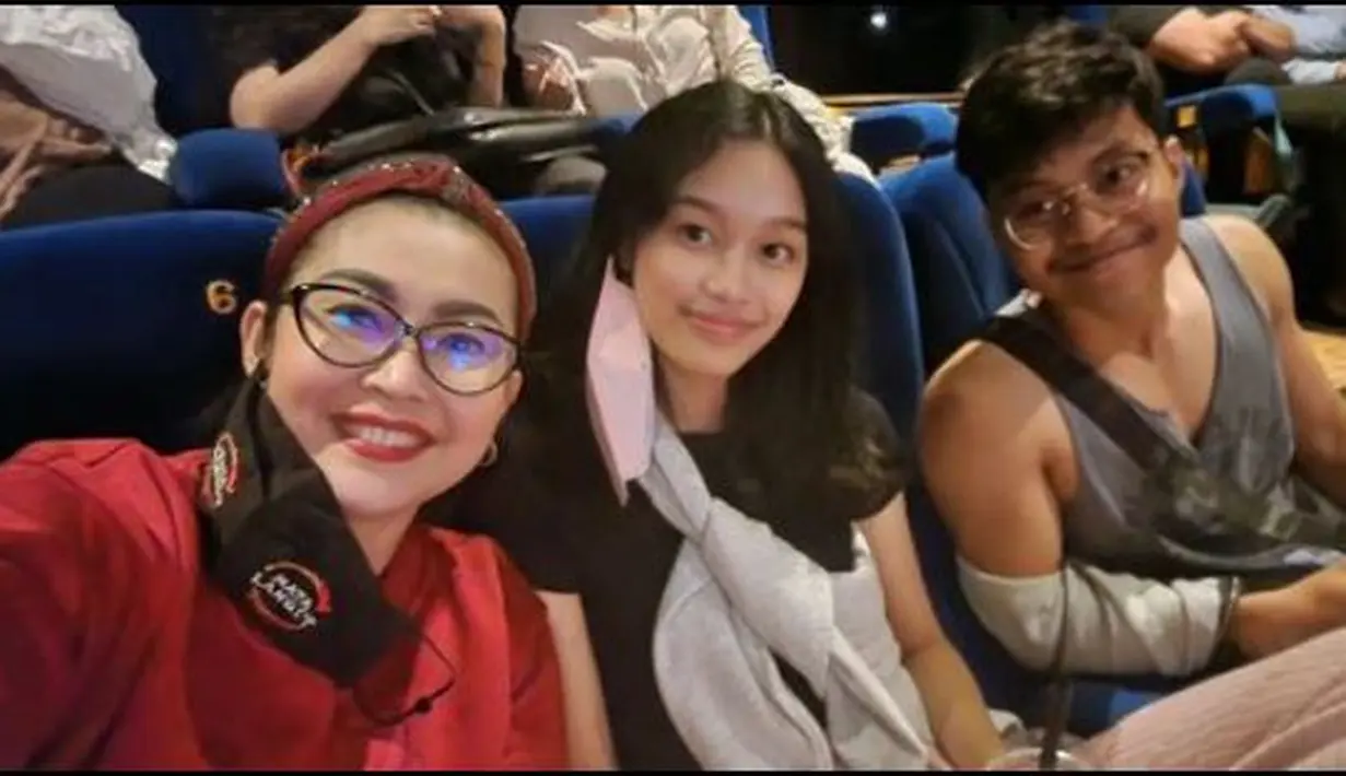 Ratna Listy menghabiskan waktu bersama putra dan putrinya. Salah satunya dengan nonton bareng di bioskop. (Foto: Instagram/@ratna_listy)