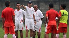 Paulo Camargo memimpin latihan Persija untuk pertama kali di POR Sawangan, Sabtu (20/2/2016). (Bola.com/M. Ridwan)
