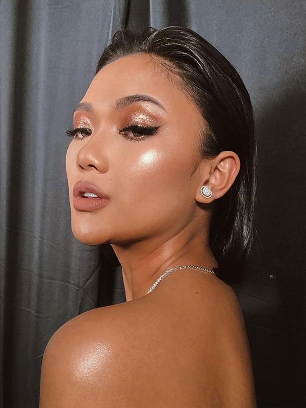 Aura kecantikan Marion Jola semakin meningkat dengan warna kulitnya yang eksotis nan menawan. (Liputan6.com/IG/@lalamarionmj)