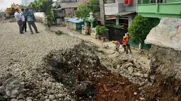 Tembok pembatas proyek jalan inspeksi Kanal Banjir Barat permukiman RT 08/10, Duri Pulo roboh, Jakarta,  Senin (13/6). Tembok setinggi empat meter yang berbatasan dengan Jalan Setia Kawan Barat itu roboh menimpa sebuh mobil. (Liputan6.com/Gempur M Surya)