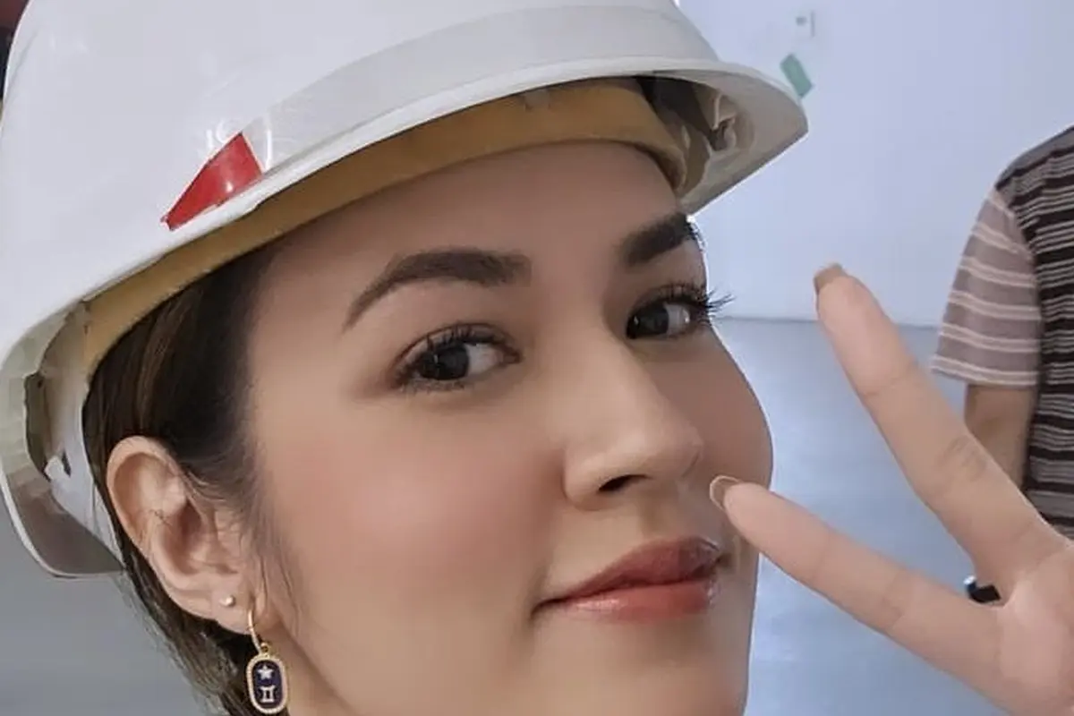 Gaya Raisa Kenakan Helm Proyek