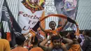 Suporter Persija Jakarta, The Jakmania, merayakan gelar Piala Presiden di Balai Kota, Jakarta, Minggu (18/2/2018). Persija meraih juara setelah mengalahkan Bali United. (Bola.com/Vitalis Yogi Trisna)