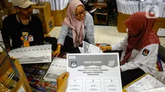 Petugas menyortir alat bantu khusus penyandang disabilitas tunanetra untuk Pemilu 2024 yang menggunakan huruf braille di Gudang KPU Tangerang Selatan, Serpong, Tangerang Selatan, Banten, Kamis (18/1/2024). (merdeka.com/Arie Basuki)