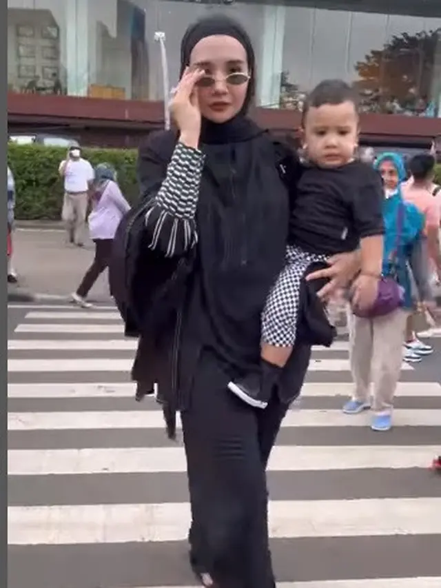 Zaskia Sungkar mengajak putranya, Ukkasya melenggang di Citayam Fashion Week. (Foto: Instagram/zaskiasungkar15)