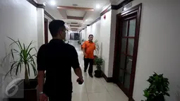 Dua orang pria melintas di depan ruang kerja Wakil Ketua DPD RI, Jakarta, Rabu (5/4). Ruangan kerja Wakil Ketua DPD yang sebelumnya ditempati GKR Hemas dan Farouk Muhammad didapati dalam keadaan terkunci. (Liputan6.com/Johan Tallo)